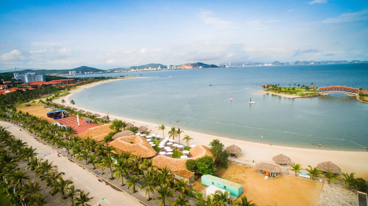 Moon Bay Ha Long Hotel Exteriör bild